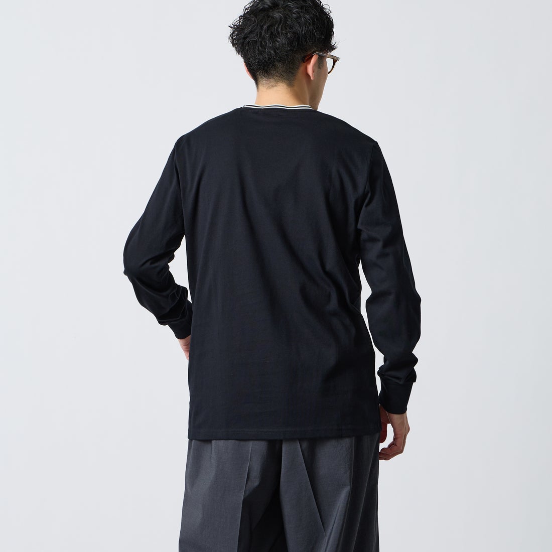 FRED PERRY [フレッドペリー] ティップライン ワンポイント刺繍Tシャツ [M9602] R88 BLACK &&モデル身長：168cm 着用サイズ：M&&