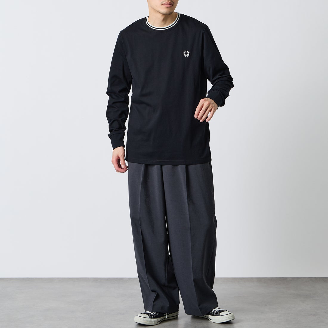 FRED PERRY [フレッドペリー] ティップライン ワンポイント刺繍Tシャツ [M9602] R88 BLACK &&モデル身長：168cm 着用サイズ：M&&