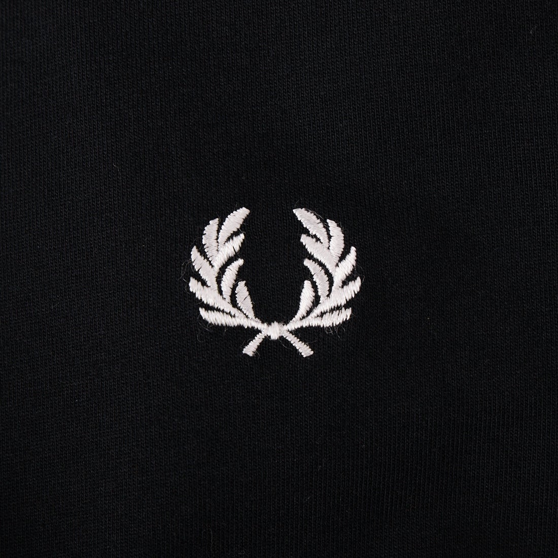 FRED PERRY [フレッドペリー] ティップライン ワンポイント刺繍Tシャツ [M9602] R88 BLACK