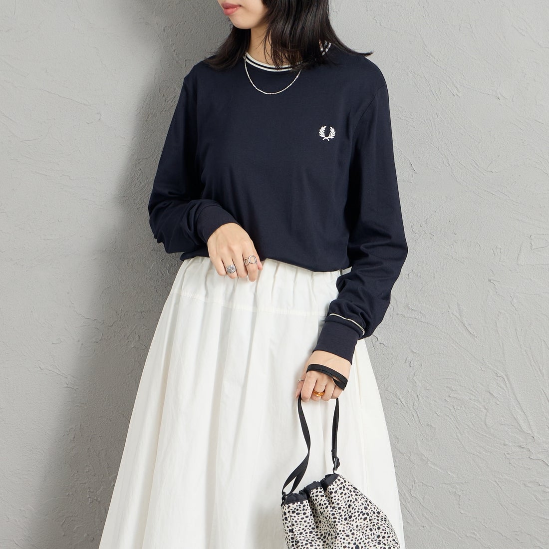 FRED PERRY [フレッドペリー] ティップライン ワンポイント刺繍Tシャツ [M9602] 795 NAVY &&モデル身長：162cm 着用サイズ：S&&