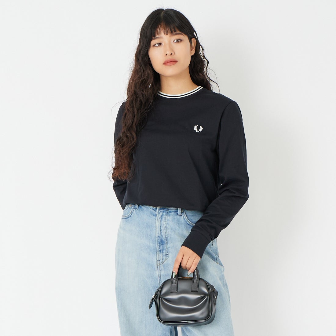 FRED PERRY [フレッドペリー] ティップライン ワンポイント刺繍Tシャツ [M9602] 102 BLACK &&モデル身長：162cm 着用サイズ：S&&