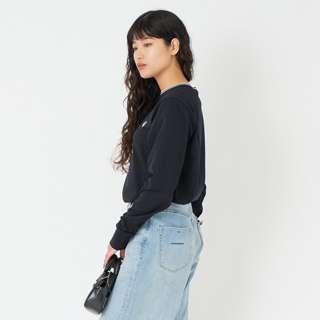 FRED PERRY [フレッドペリー] ティップライン ワンポイント刺繍Tシャツ [M9602] 102 BLACK &&モデル身長：162cm 着用サイズ：S&&