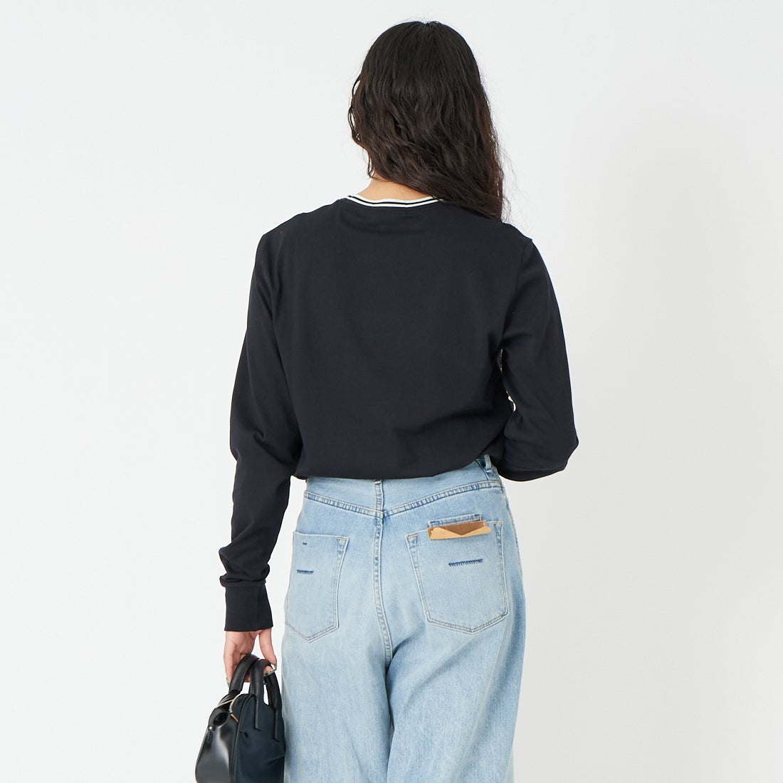 FRED PERRY [フレッドペリー] ティップライン ワンポイント刺繍Tシャツ [M9602] 102 BLACK &&モデル身長：162cm 着用サイズ：S&&