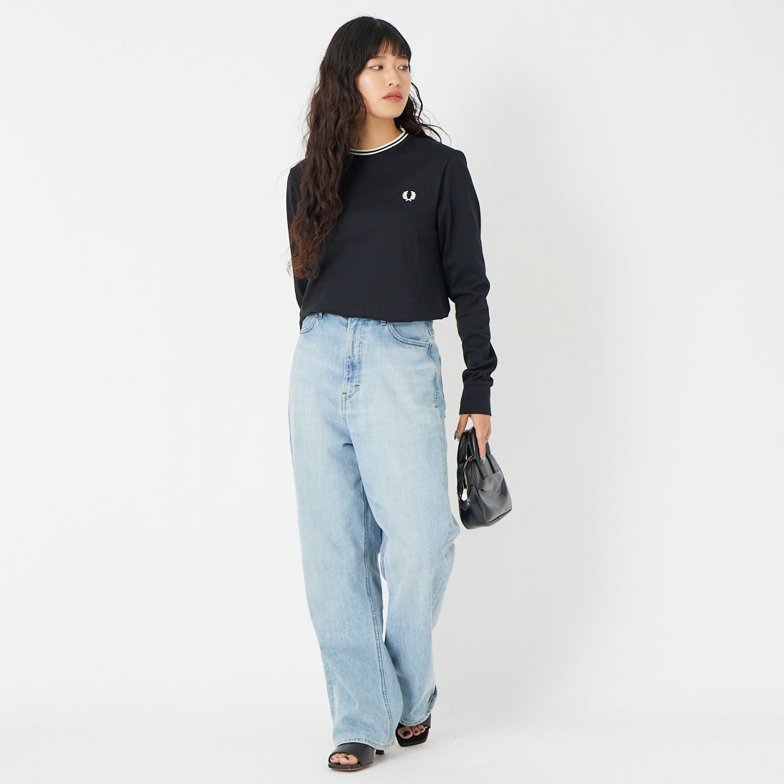 FRED PERRY [フレッドペリー] ティップライン ワンポイント刺繍Tシャツ [M9602] 102 BLACK &&モデル身長：162cm 着用サイズ：S&&