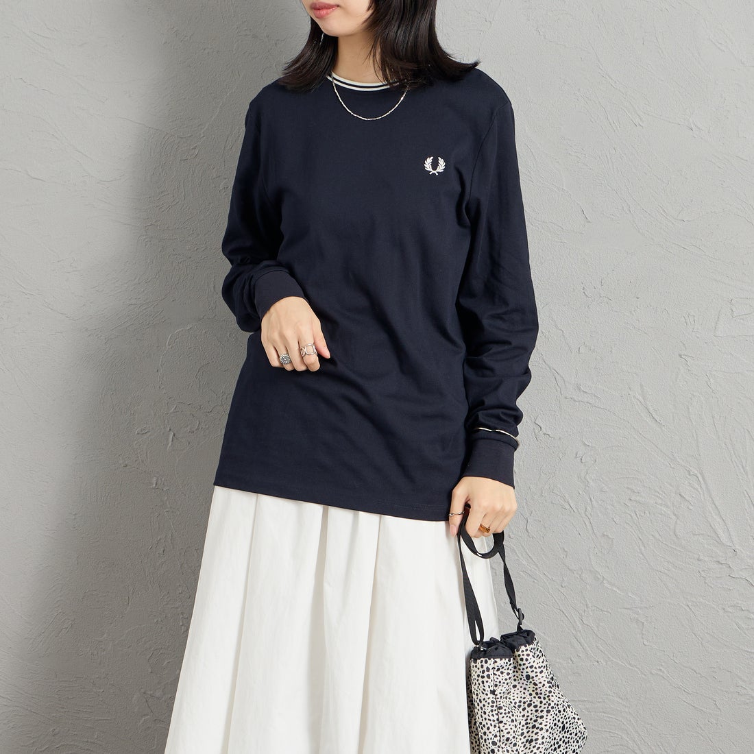 FRED PERRY [フレッドペリー] ティップライン ワンポイント刺繍Tシャツ [M9602] 795 NAVY &&モデル身長：162cm 着用サイズ：S&&