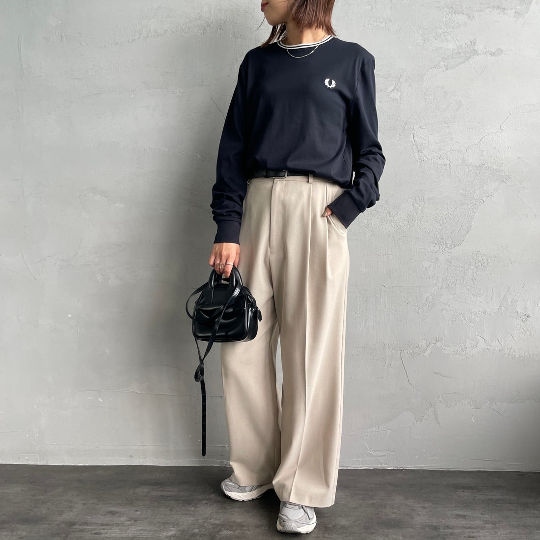 FRED PERRY [フレッドペリー] ティップライン ワンポイント刺繍Tシャツ [M9602] 795 NAVY &&モデル身長：159cm 着用サイズ：S&&