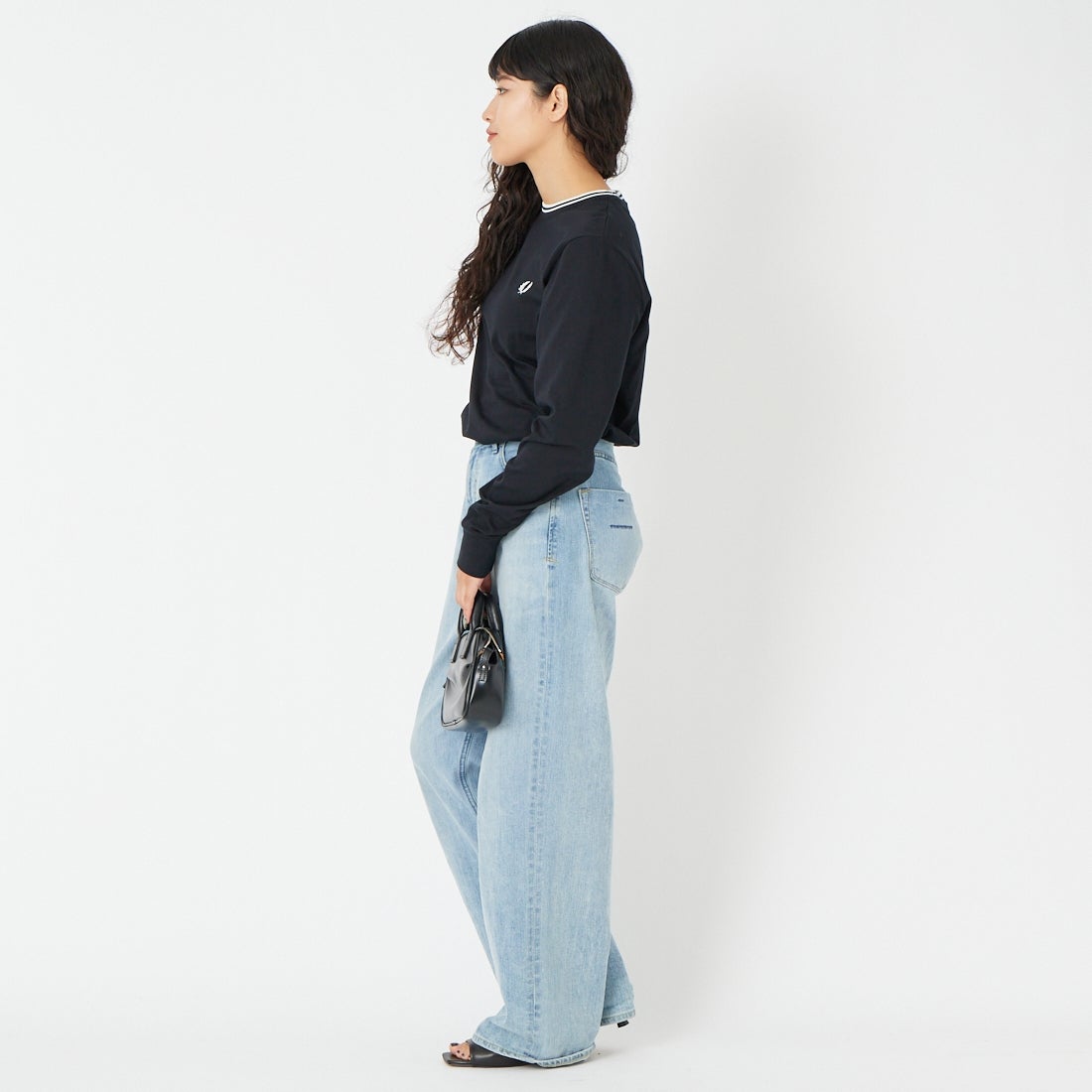 FRED PERRY [フレッドペリー] ティップライン ワンポイント刺繍Tシャツ [M9602] 102 BLACK &&モデル身長：162cm 着用サイズ：S&&