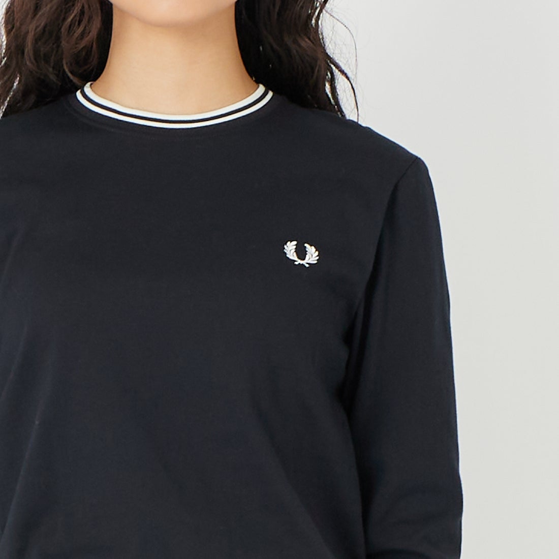 FRED PERRY [フレッドペリー] ティップライン ワンポイント刺繍Tシャツ [M9602] 102 BLACK &&モデル身長：162cm 着用サイズ：S&&