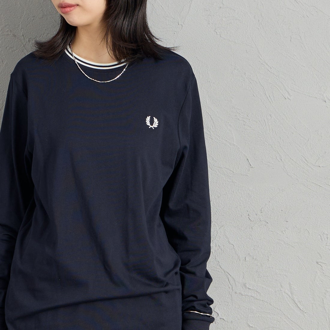 FRED PERRY [フレッドペリー] ティップライン ワンポイント刺繍Tシャツ [M9602] 795 NAVY &&モデル身長：162cm 着用サイズ：S&&