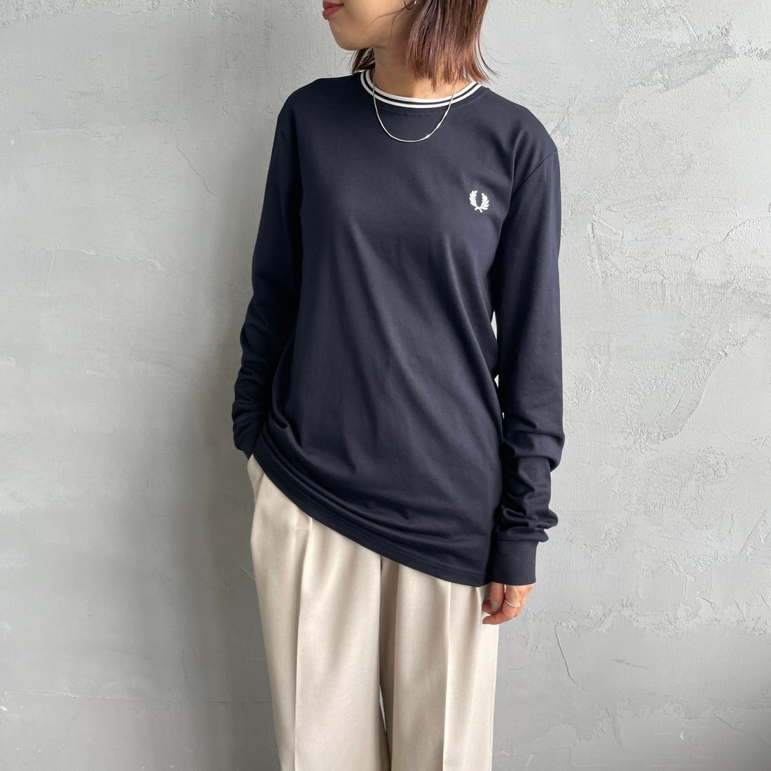 FRED PERRY [フレッドペリー] ティップライン ワンポイント刺繍Tシャツ [M9602] 795 NAVY &&モデル身長：159cm 着用サイズ：S&&