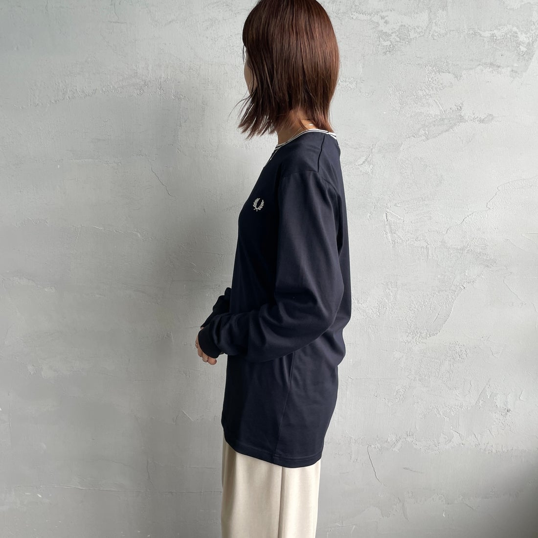 FRED PERRY [フレッドペリー] ティップライン ワンポイント刺繍Tシャツ [M9602] 795 NAVY &&モデル身長：159cm 着用サイズ：S&&