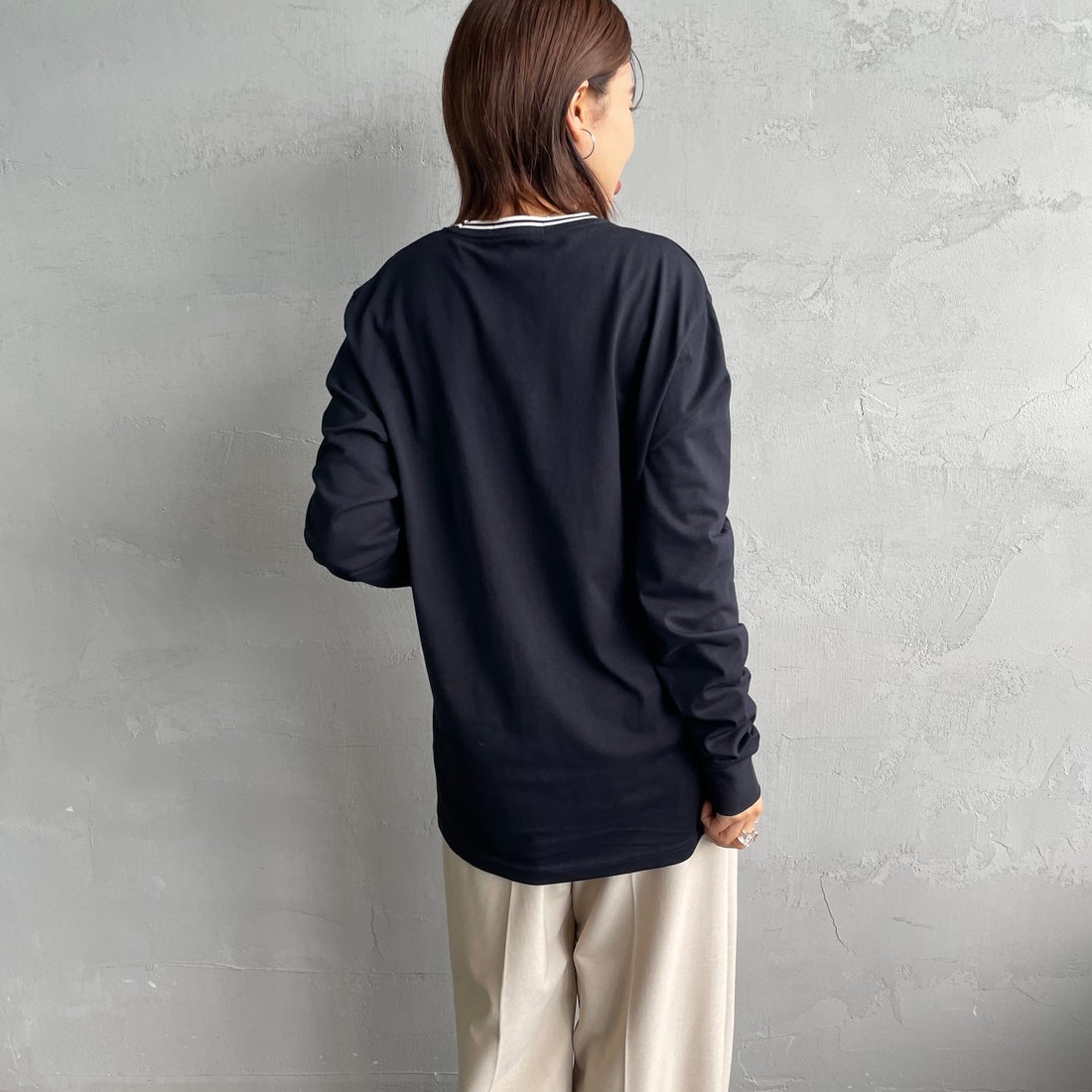 FRED PERRY [フレッドペリー] ティップライン ワンポイント刺繍Tシャツ [M9602] 795 NAVY &&モデル身長：159cm 着用サイズ：S&&