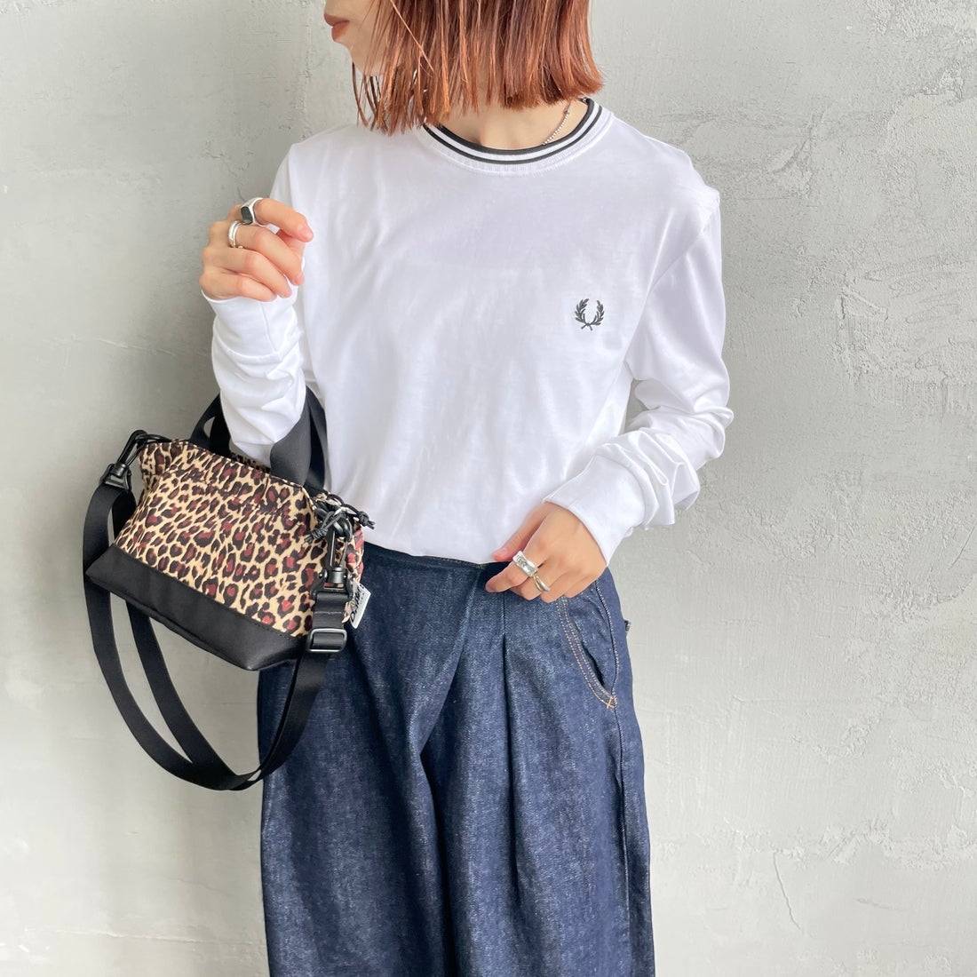 FRED PERRY [フレッドペリー] ティップライン ワンポイント刺繍Tシャツ [M9602] 100 WHITE &&モデル身長：158cm 着用サイズ：S&&