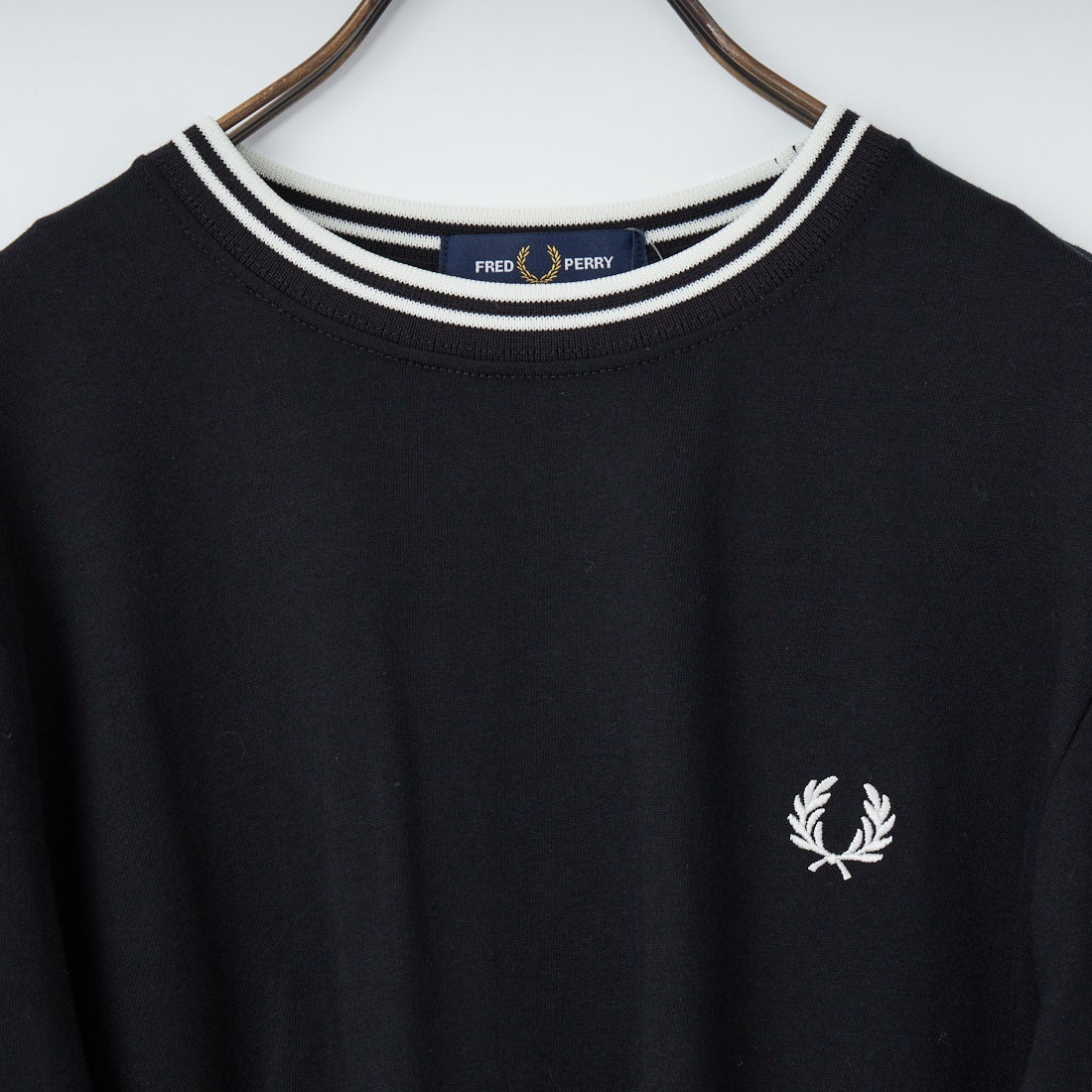 FRED PERRY [フレッドペリー] ティップライン ワンポイント刺繍Tシャツ [M9602] 102 BLACK
