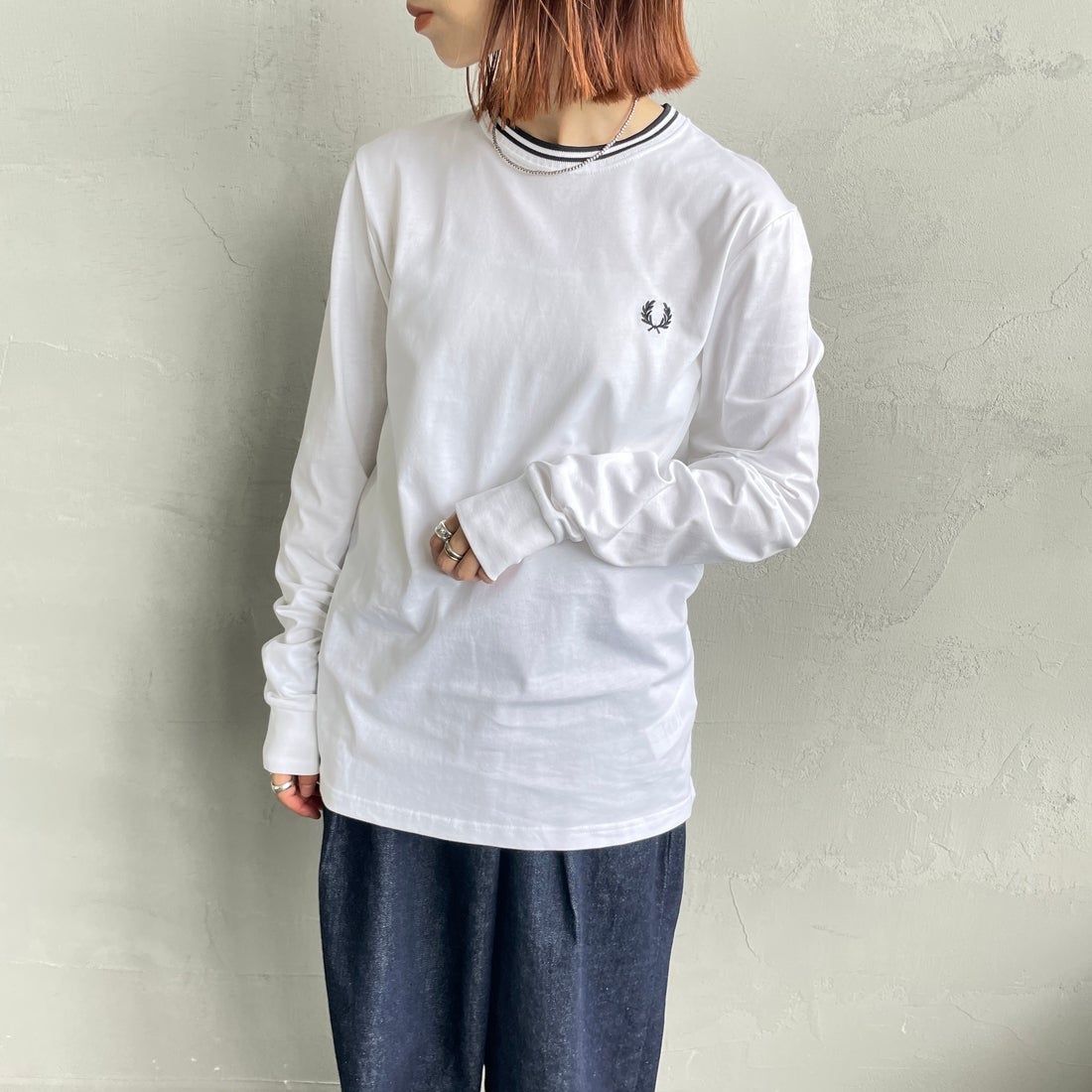 FRED PERRY [フレッドペリー] ティップライン ワンポイント刺繍Tシャツ [M9602] 100 WHITE &&モデル身長：158cm 着用サイズ：S&&
