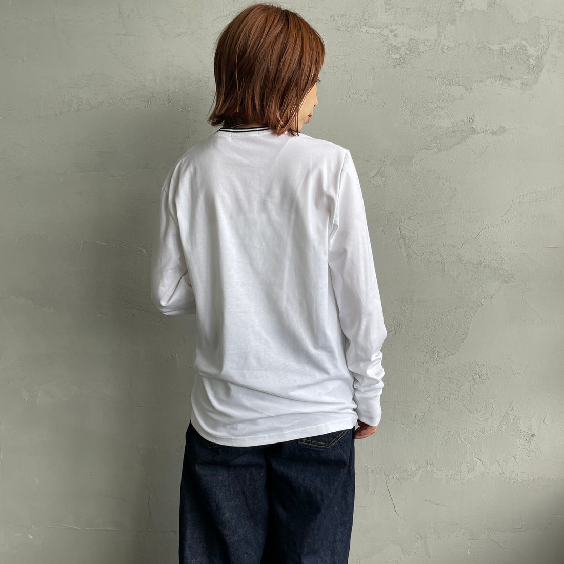 FRED PERRY [フレッドペリー] ティップライン ワンポイント刺繍Tシャツ [M9602] 100 WHITE &&モデル身長：158cm 着用サイズ：S&&