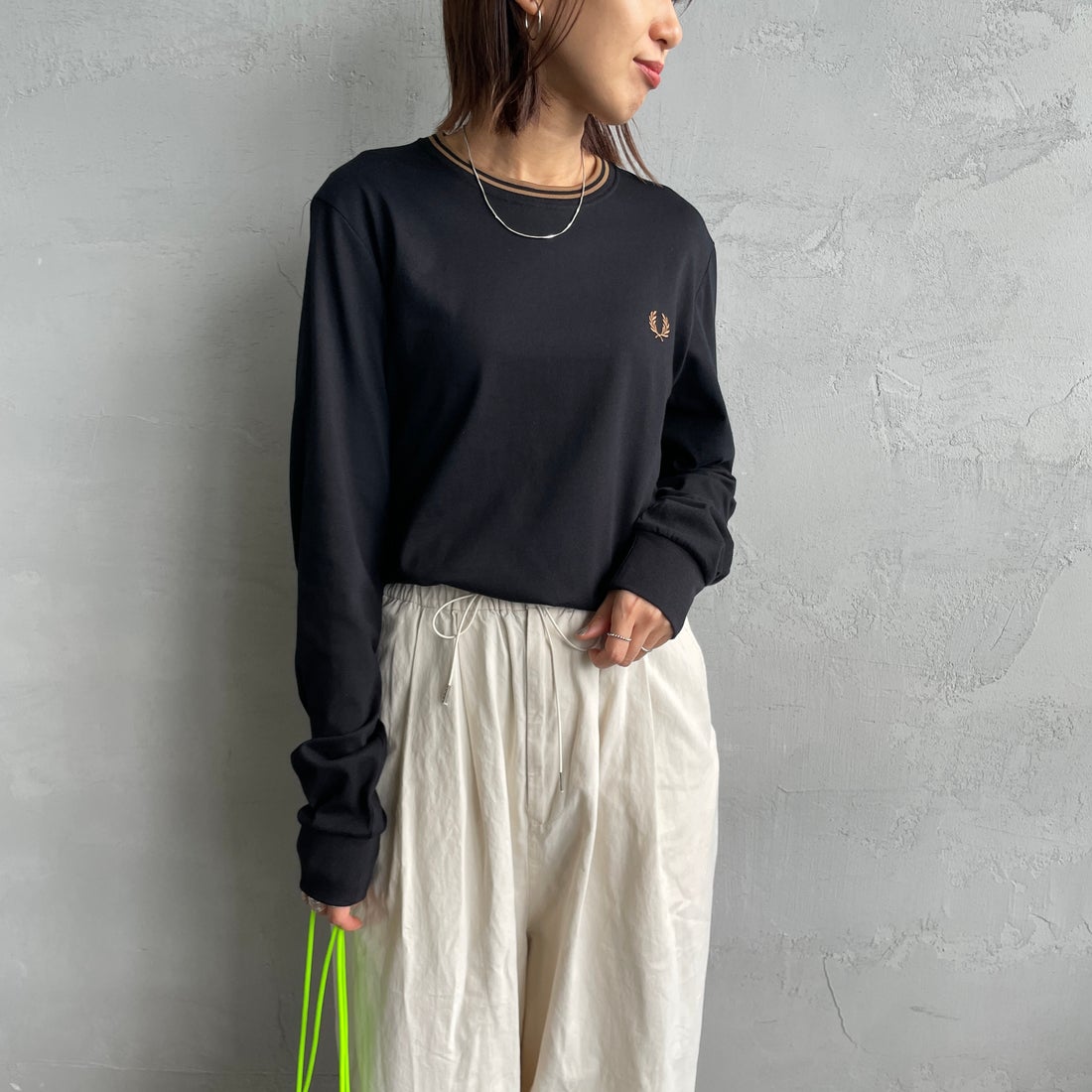 FRED PERRY [フレッドペリー] ティップライン ワンポイント刺繍Tシャツ [M9602] 184 BLACK &&モデル身長：159cm 着用サイズ：S&&