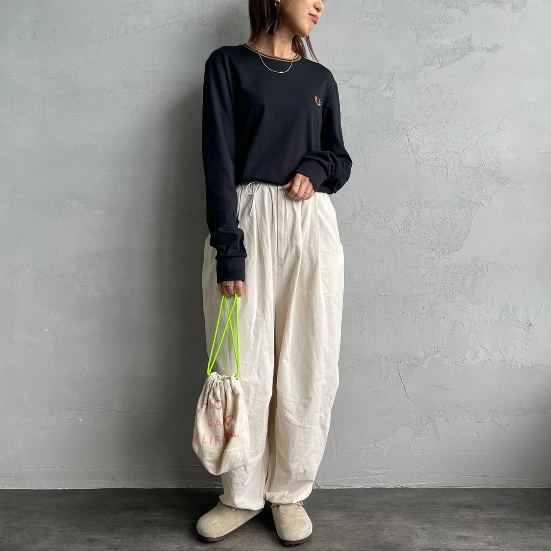 FRED PERRY [フレッドペリー] ティップライン ワンポイント刺繍Tシャツ [M9602] 184 BLACK &&モデル身長：159cm 着用サイズ：S&&