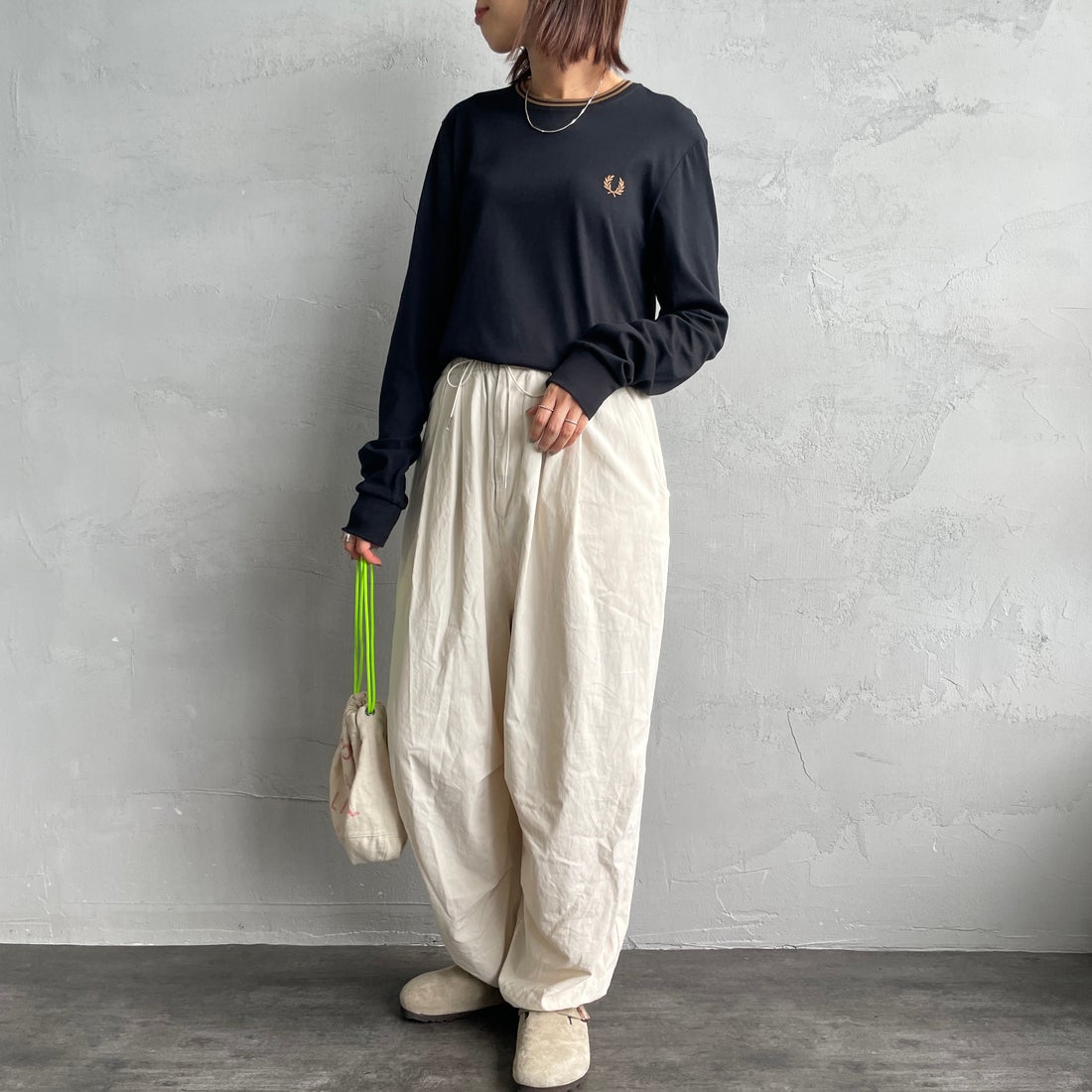 FRED PERRY [フレッドペリー] ティップライン ワンポイント刺繍Tシャツ [M9602] 184 BLACK &&モデル身長：159cm 着用サイズ：S&&