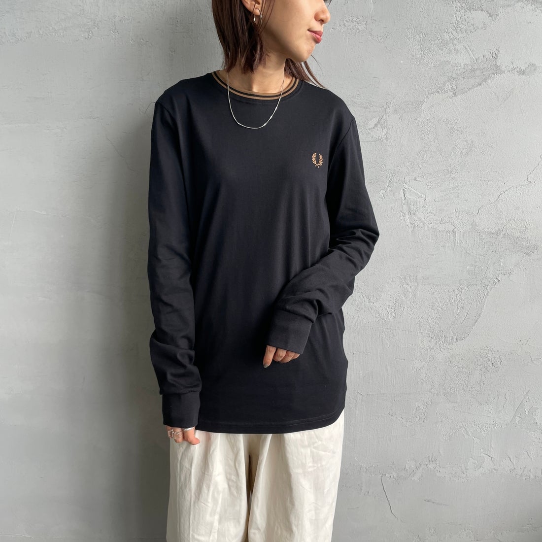 FRED PERRY [フレッドペリー] ティップライン ワンポイント刺繍Tシャツ [M9602] 184 BLACK &&モデル身長：159cm 着用サイズ：S&&