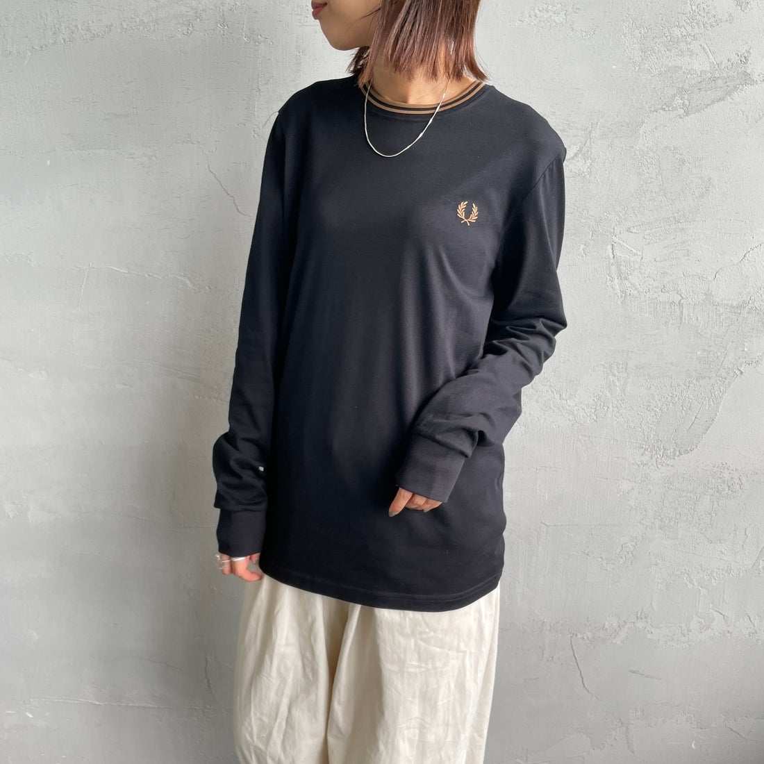 FRED PERRY [フレッドペリー] ティップライン ワンポイント刺繍Tシャツ [M9602] 184 BLACK &&モデル身長：159cm 着用サイズ：S&&