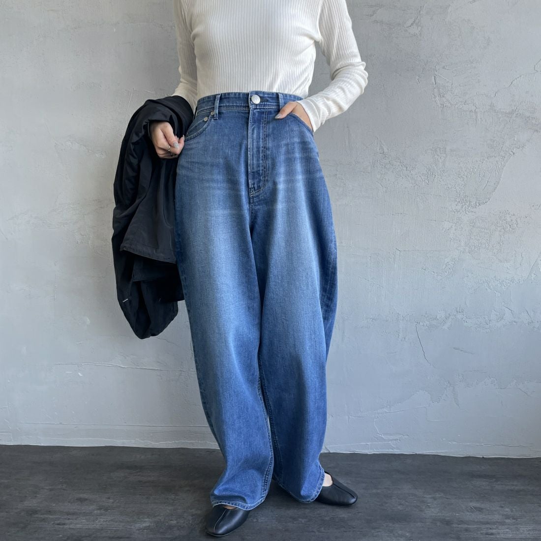 YANUK [ヤヌーク] 別注 JOAN for JEANS FACTORY ルーズストレートデニム [57141513-JF] ALB &&モデル身長：156cm 着用サイズ：24&&