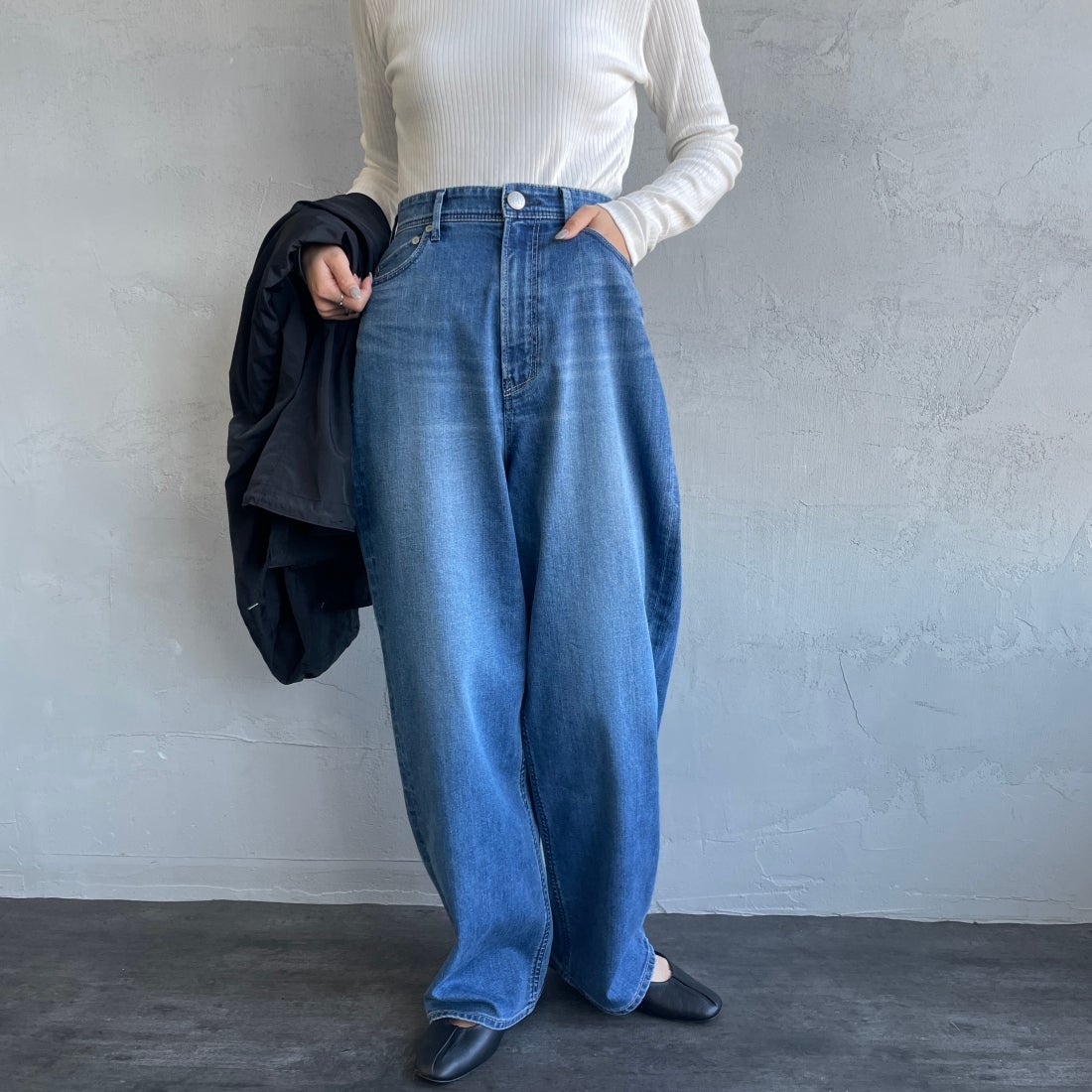 YANUK [ヤヌーク] 別注 JOAN for JEANS FACTORY ルーズストレートデニム [57141513-JF] ALB &&モデル身長：156cm 着用サイズ：24&&