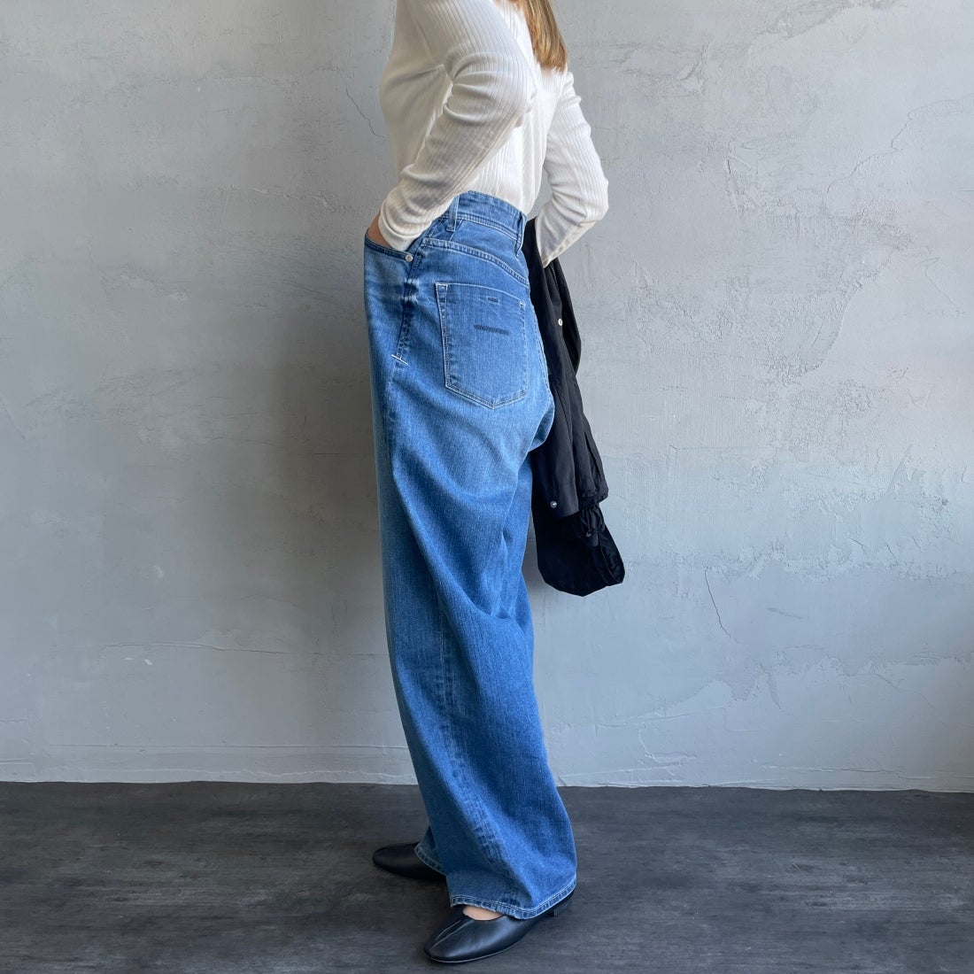 YANUK [ヤヌーク] 別注 JOAN for JEANS FACTORY ルーズストレートデニム [57141513-JF] ALB &&モデル身長：156cm 着用サイズ：24&&