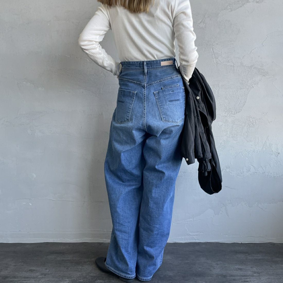 YANUK [ヤヌーク] 別注 JOAN for JEANS FACTORY ルーズストレートデニム [57141513-JF] ALB &&モデル身長：156cm 着用サイズ：24&&