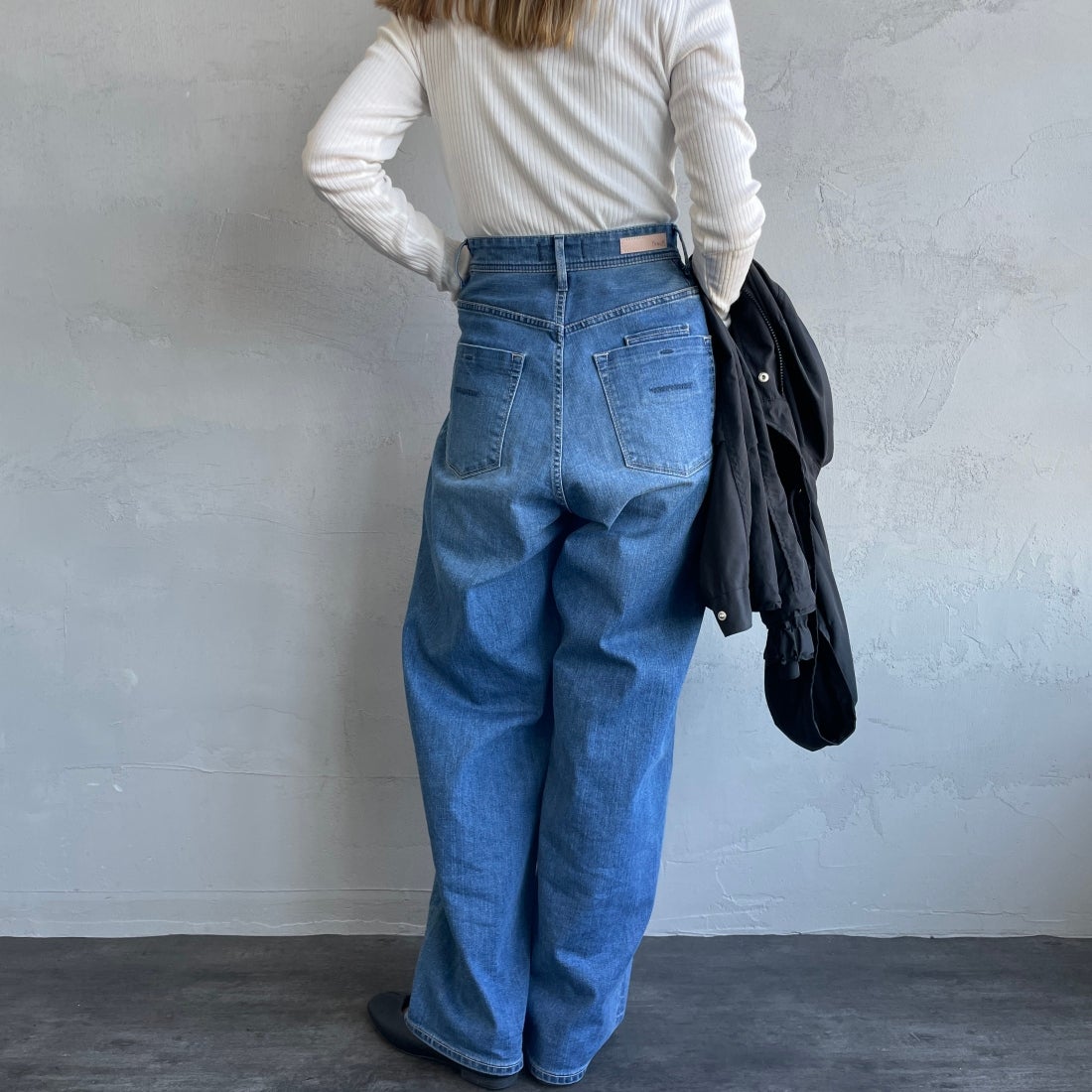 YANUK [ヤヌーク] 別注 JOAN for JEANS FACTORY ルーズストレートデニム [57141513-JF] ALB &&モデル身長：156cm 着用サイズ：24&&