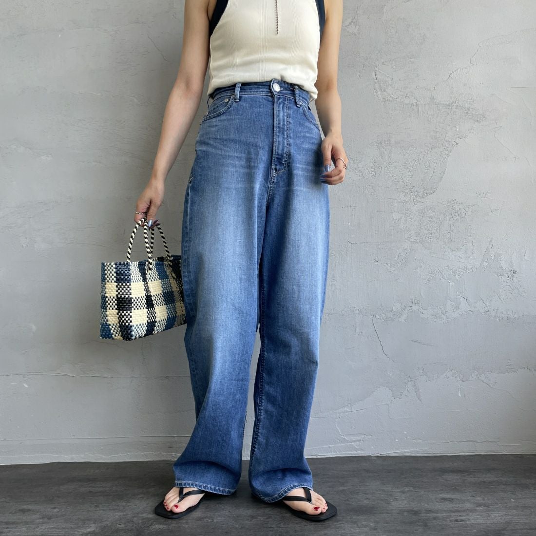 YANUK [ヤヌーク] 別注 JOAN for JEANS FACTORY ルーズストレートデニム [57141513-JF] ALB &&モデル身長：156cm 着用サイズ：22&&