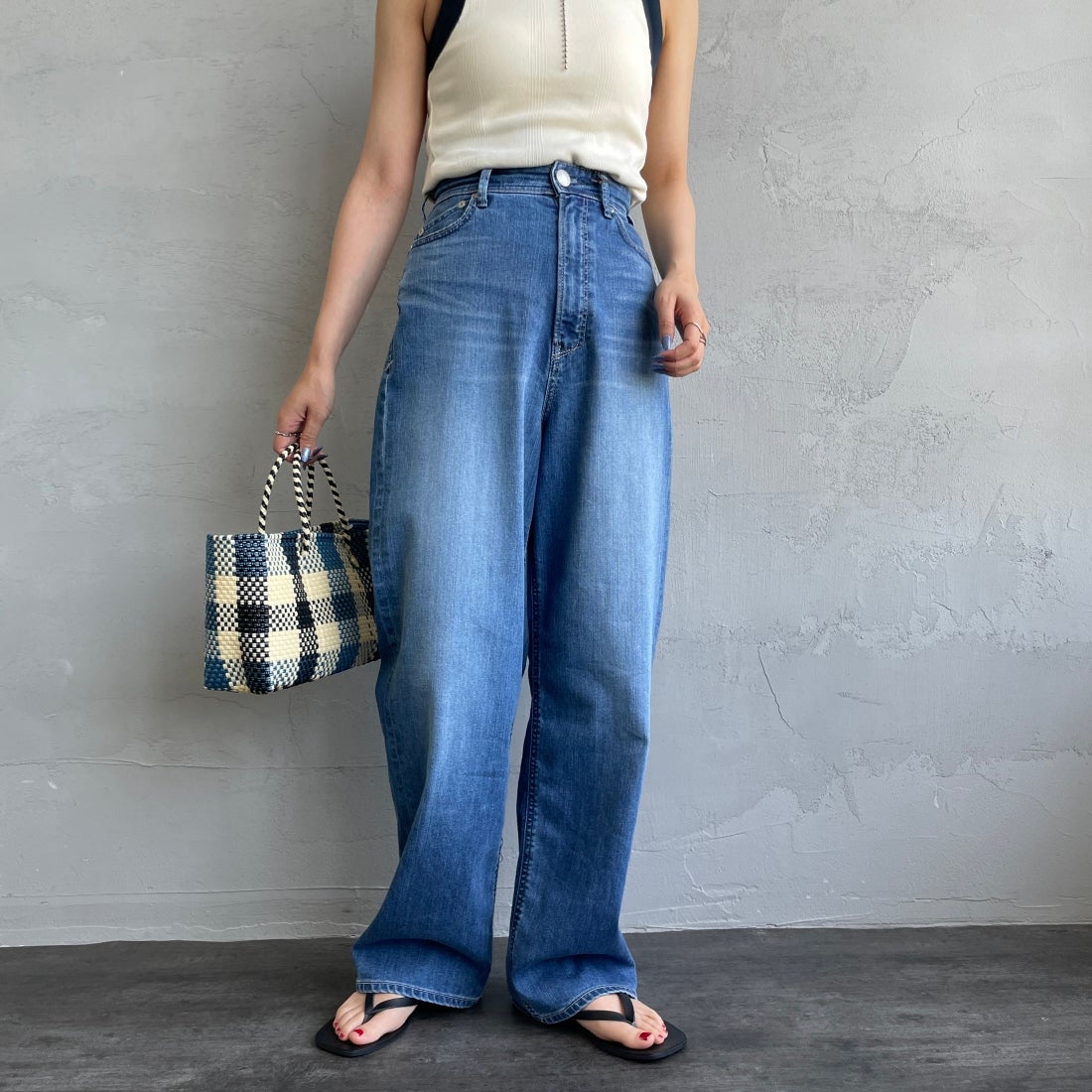 YANUK [ヤヌーク] 別注 JOAN for JEANS FACTORY ルーズストレートデニム [57141513-JF] ALB &&モデル身長：156cm 着用サイズ：22&&