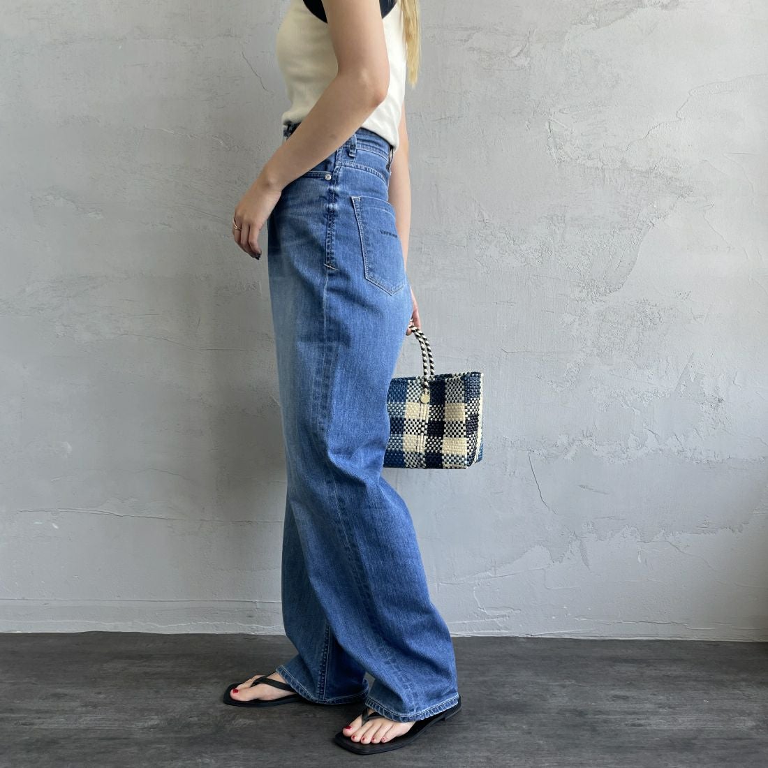 YANUK [ヤヌーク] 別注 JOAN for JEANS FACTORY ルーズストレートデニム [57141513-JF] ALB &&モデル身長：156cm 着用サイズ：22&&