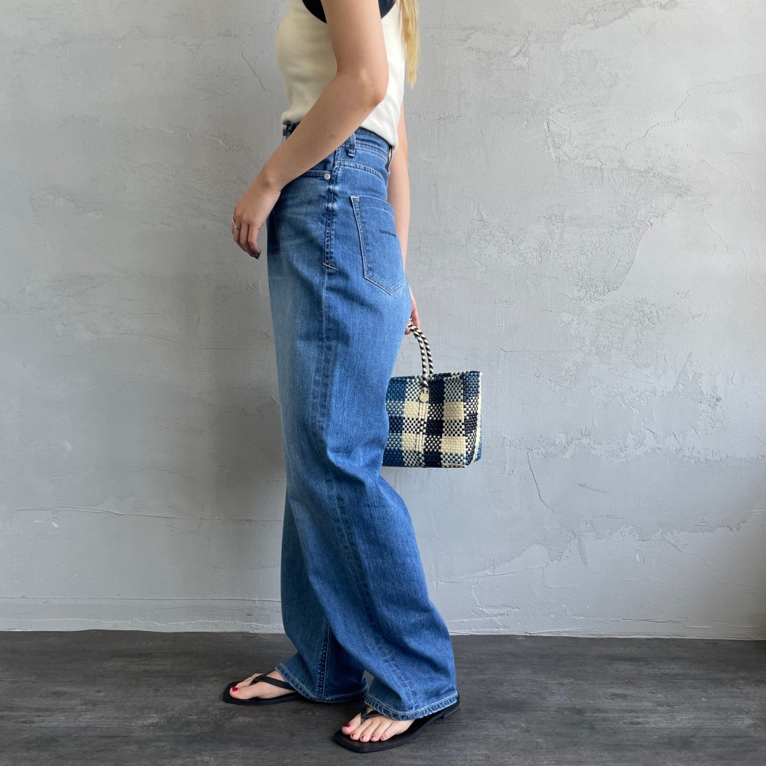YANUK [ヤヌーク] 別注 JOAN for JEANS FACTORY ルーズストレートデニム [57141513-JF] ALB &&モデル身長：156cm 着用サイズ：22&&