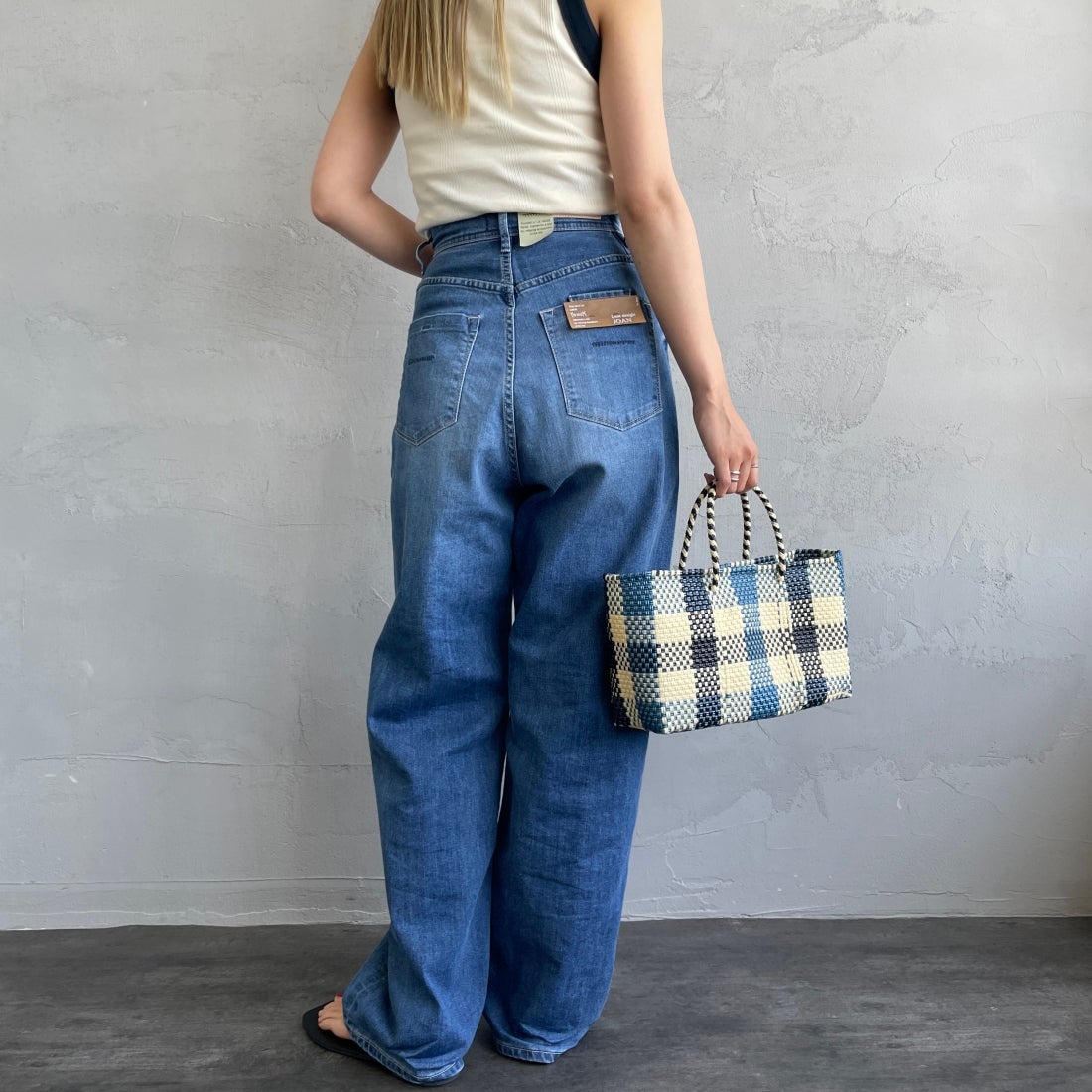 YANUK [ヤヌーク] 別注 JOAN for JEANS FACTORY ルーズストレートデニム [57141513-JF] ALB &&モデル身長：156cm 着用サイズ：22&&