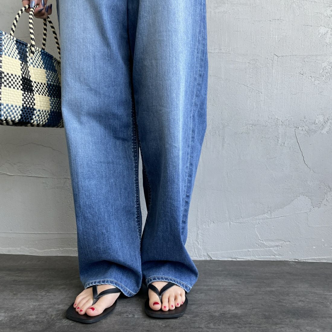 YANUK [ヤヌーク] 別注 JOAN for JEANS FACTORY ルーズストレートデニム [57141513-JF] ALB &&モデル身長：156cm 着用サイズ：22&&