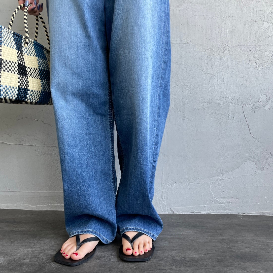 YANUK [ヤヌーク] 別注 JOAN for JEANS FACTORY ルーズストレートデニム [57141513-JF] ALB &&モデル身長：156cm 着用サイズ：22&&