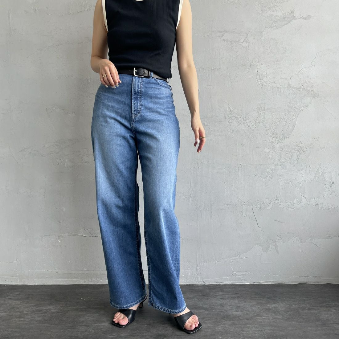 YANUK [ヤヌーク] 別注 JOAN for JEANS FACTORY ルーズストレートデニム [57141513-JF] ALB &&モデル身長：163cm 着用サイズ：23&&