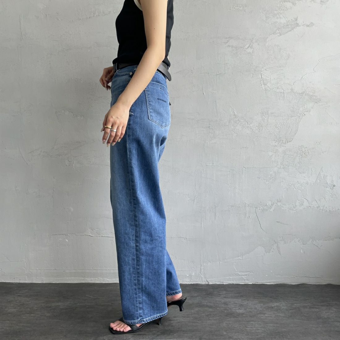 YANUK [ヤヌーク] 別注 JOAN for JEANS FACTORY ルーズストレートデニム [57141513-JF] ALB &&モデル身長：163cm 着用サイズ：23&&
