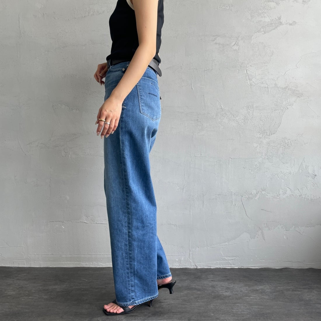 YANUK [ヤヌーク] 別注 JOAN for JEANS FACTORY ルーズストレートデニム [57141513-JF] ALB &&モデル身長：163cm 着用サイズ：23&&