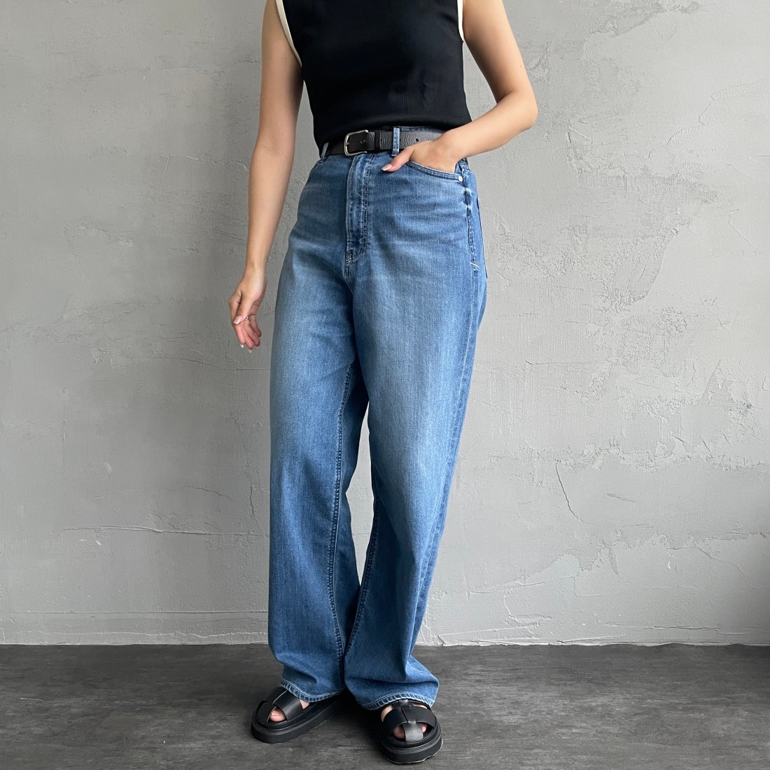 YANUK [ヤヌーク] 別注 JOAN for JEANS FACTORY ルーズストレートデニム [57141513-JF] ALB &&モデル身長：163cm 着用サイズ：25&&