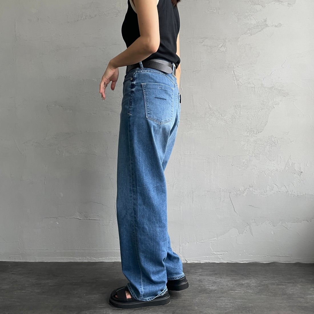 YANUK [ヤヌーク] 別注 JOAN for JEANS FACTORY ルーズストレートデニム [57141513-JF] ALB &&モデル身長：163cm 着用サイズ：25&&