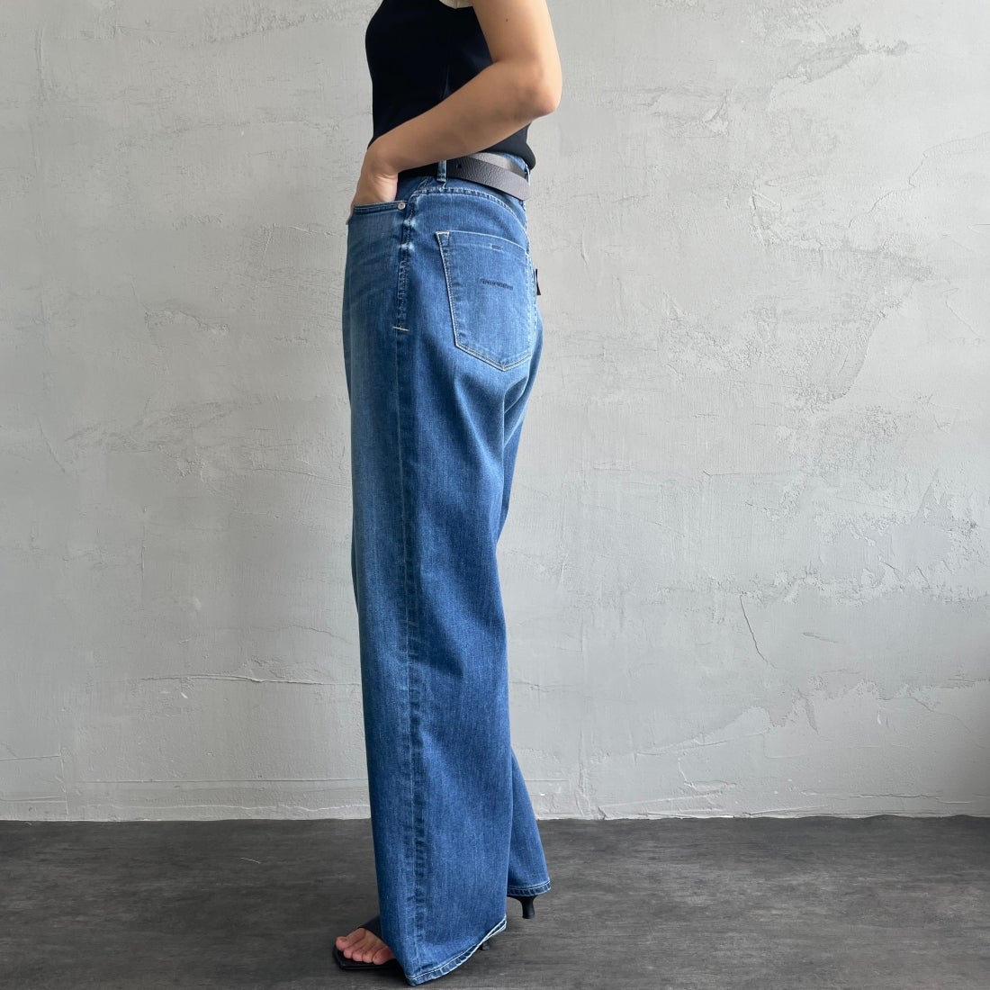 YANUK [ヤヌーク] 別注 JOAN for JEANS FACTORY ルーズストレートデニム [57141513-JF] ALB &&モデル身長：163cm 着用サイズ：26&&