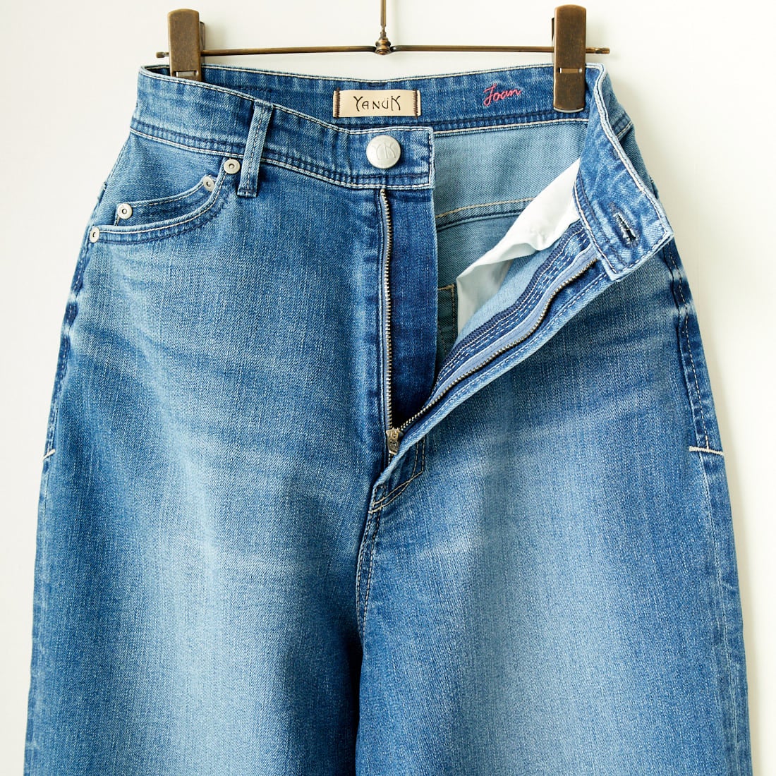 YANUK [ヤヌーク] 別注 JOAN for JEANS FACTORY ルーズストレートデニム [57141513-JF] ALB