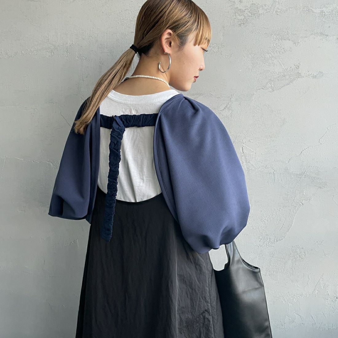 By/m [バイエム] ギャザーベルト付きカットボレロ [23142064] 12 D.BLUE &&モデル身長：156cm 着用サイズ：F&&