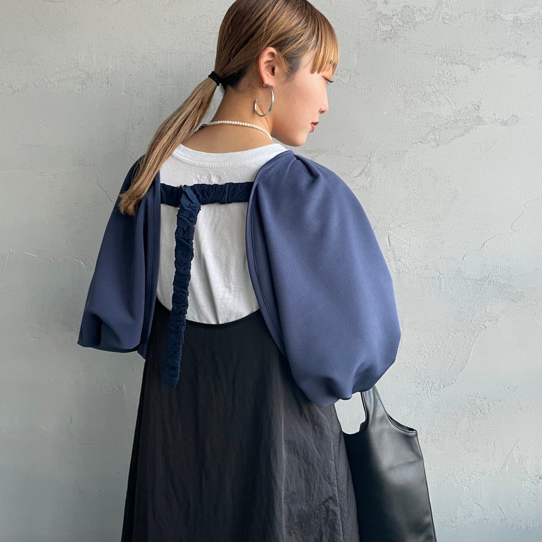 By/m [バイエム] ギャザーベルト付きカットボレロ [23142064] 12 D.BLUE &&モデル身長：156cm 着用サイズ：F&&