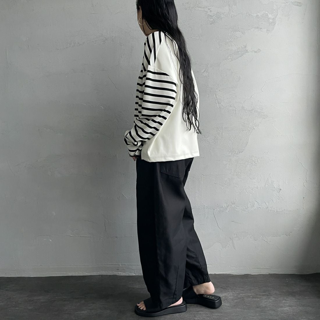 CHIGNON [シニヨン] フェイクレザー切替ボーダープルオーバー [8236-561YE] WHITE &&モデル身長：156cm 着用サイズ：F&&