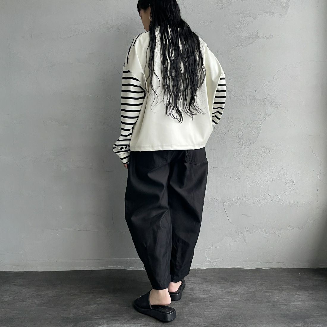 CHIGNON [シニヨン] フェイクレザー切替ボーダープルオーバー [8236-561YE] WHITE &&モデル身長：156cm 着用サイズ：F&&