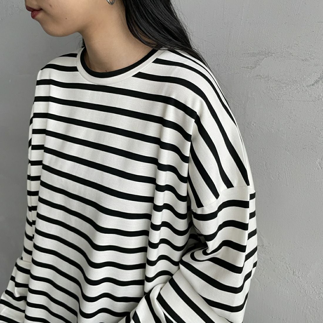 CHIGNON [シニヨン] フェイクレザー切替ボーダープルオーバー [8236-561YE] WHITE &&モデル身長：156cm 着用サイズ：F&&