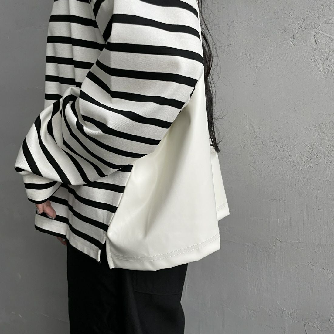 CHIGNON [シニヨン] フェイクレザー切替ボーダープルオーバー [8236-561YE] WHITE &&モデル身長：156cm 着用サイズ：F&&